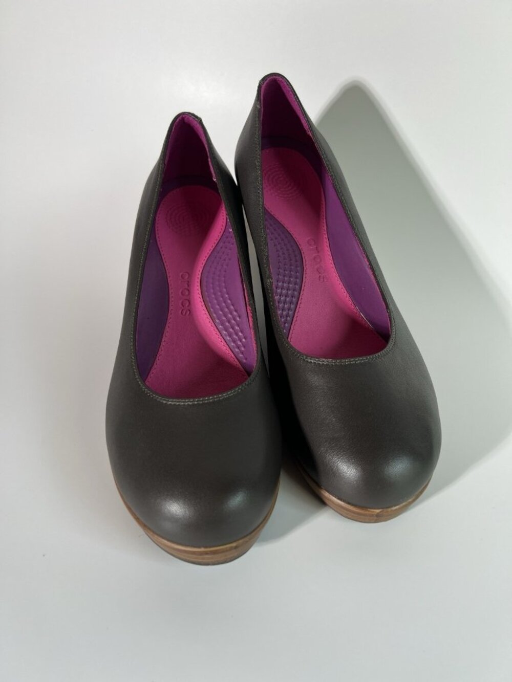 Crocs A-Leigh Espresso / Walnut Leather Closed Toe Wedge Pumps Women's Size 8 - Picture 4 of 14